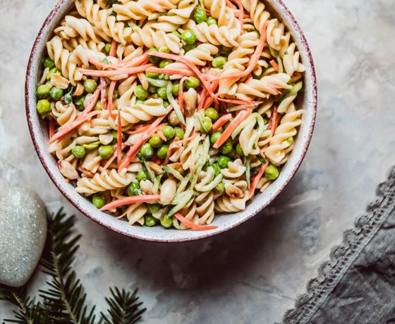 Не только оливье: вот 9 вариантов салатов для новогоднего стола, которые вам стоит попробовать