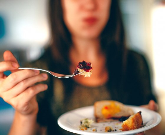«Еда всегда доступна, не предаст и не изменит вам». Психолог объясняет, почему мы переедаем, заедаем – и как можно избавиться от лишнего веса