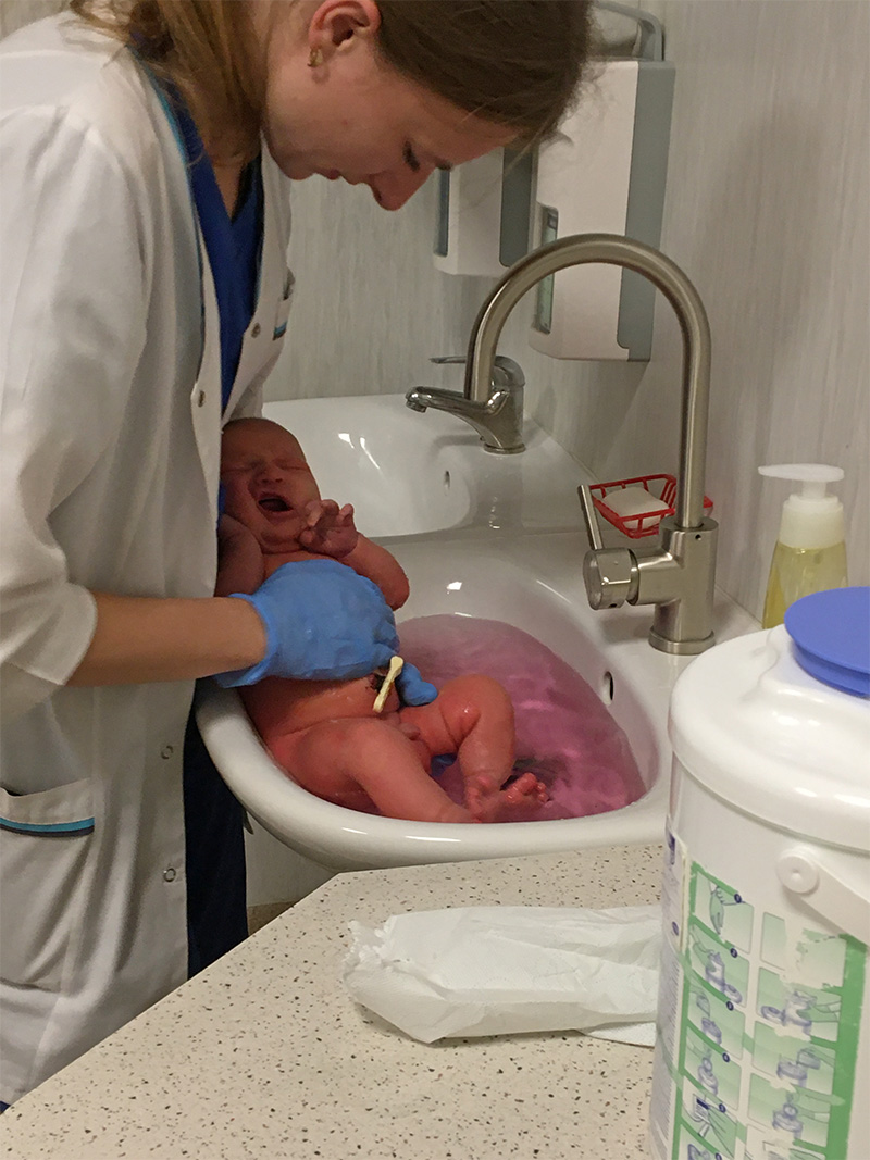 Подмывание новорожденного мальчика. Подмывать новорожденного мальчика. Как правильно подмывать новорожденных девочек. Подмывание новорожденного мальчика в роддоме.