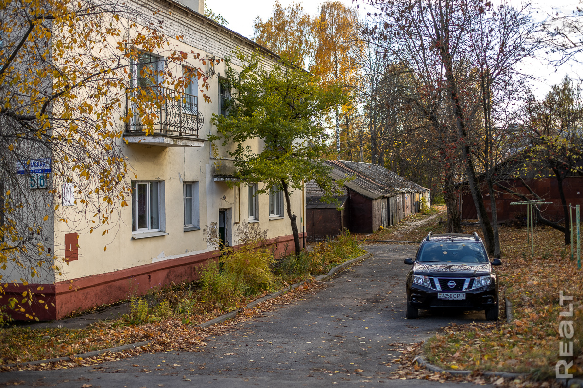 Сидишь в туалете и боишься, что на тебя стена упадет». Посмотрите, как  живут люди в домах под снос прямо у метро «Міхалова» - CityDog.io