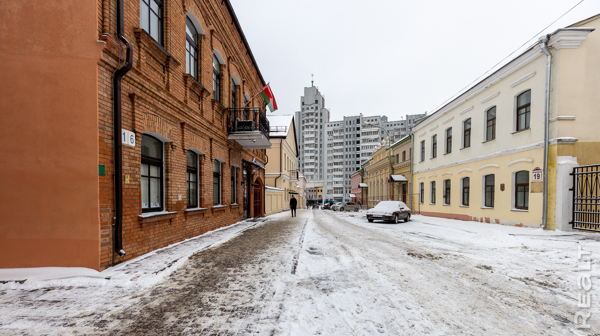 Можно представить, что ты в Праге». Посмотрите на мастерскую художника в  самом центре Минска, которая раньше была мансардной квартирой - CityDog.io