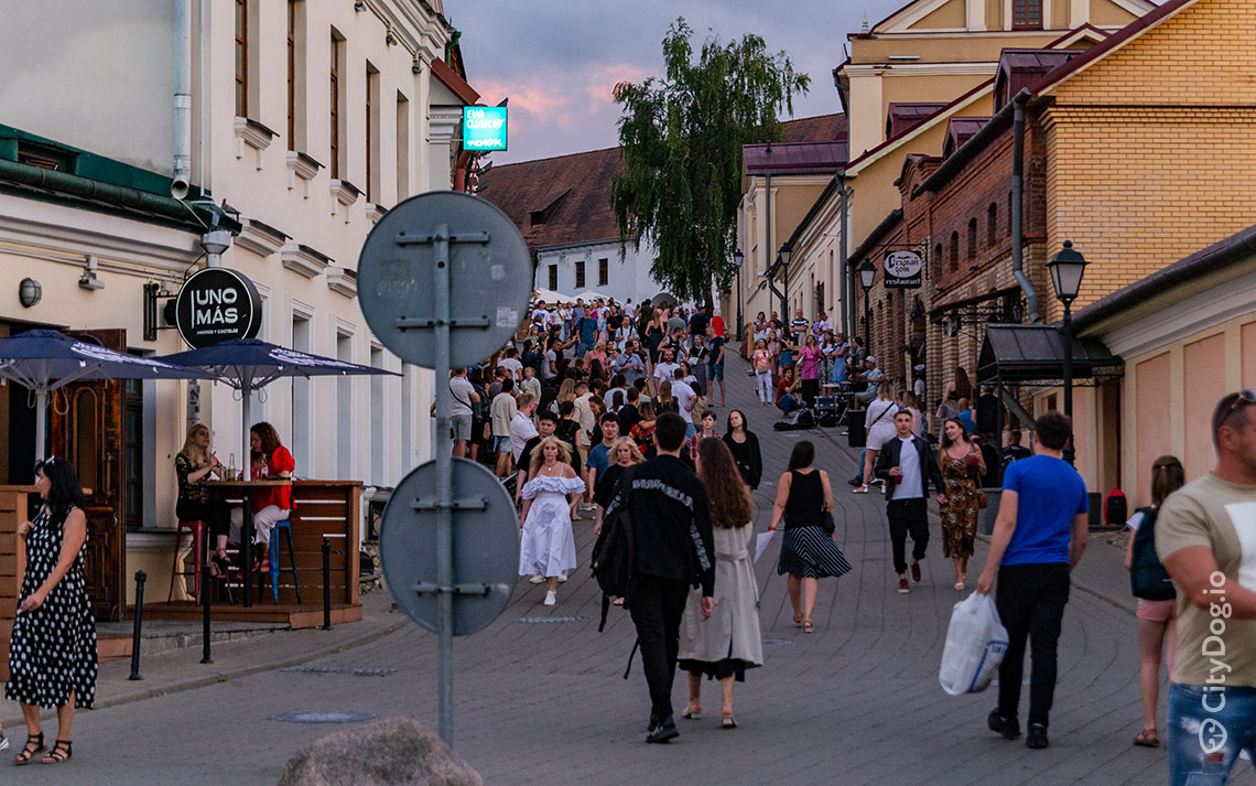 Из Минска вроде как «‎все уехали», но на тусовочных улицах – море народу.  Узнали у представителей заведений, кто все эти люди - CityDog.io